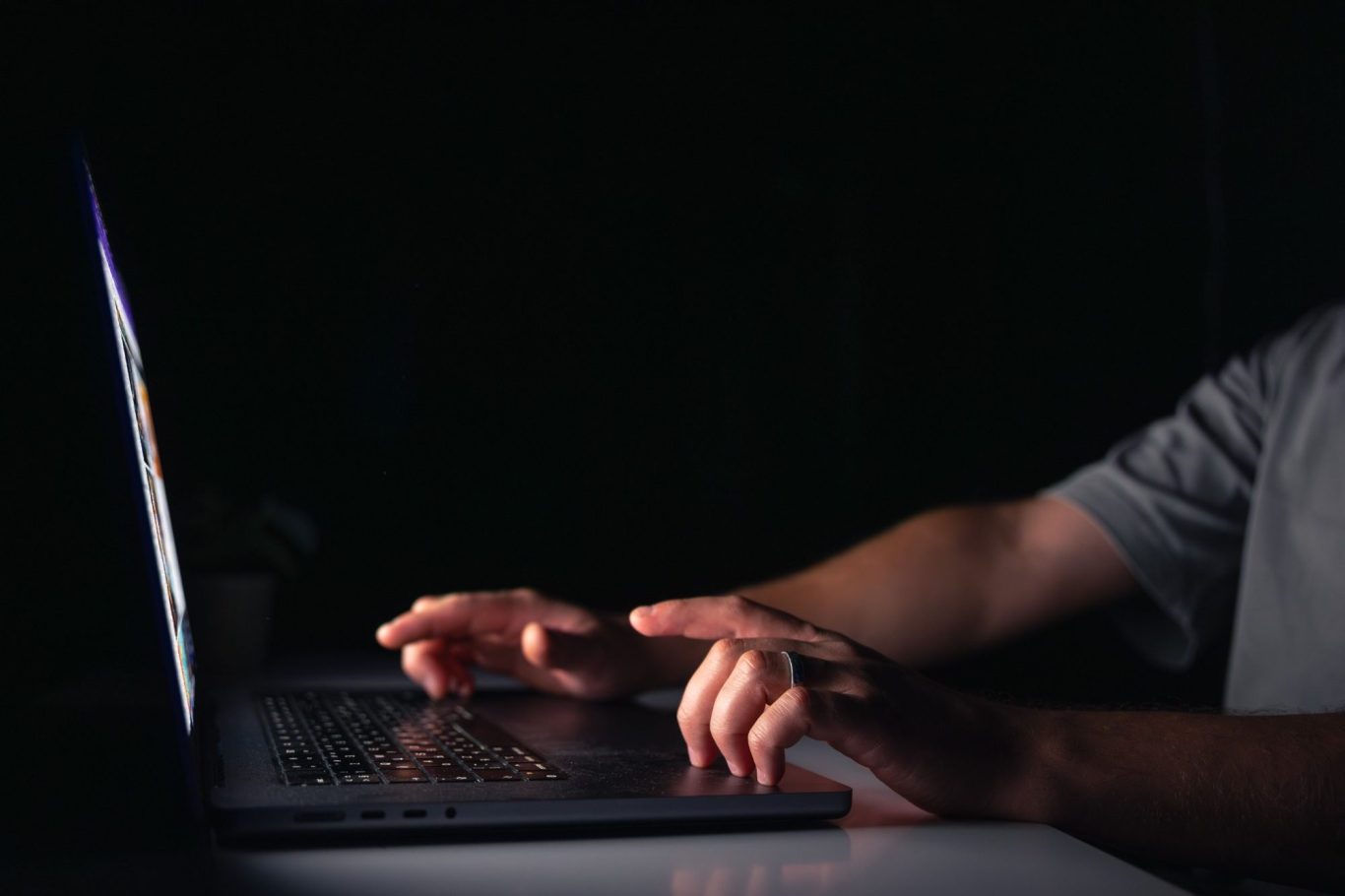 Cyber Grooming im Strafrecht Person am Laptop als Symbol für Cyber Grooming und digitale Kommunikation im Strafrecht